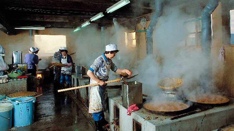 伝統製法で佃煮を炊く職人